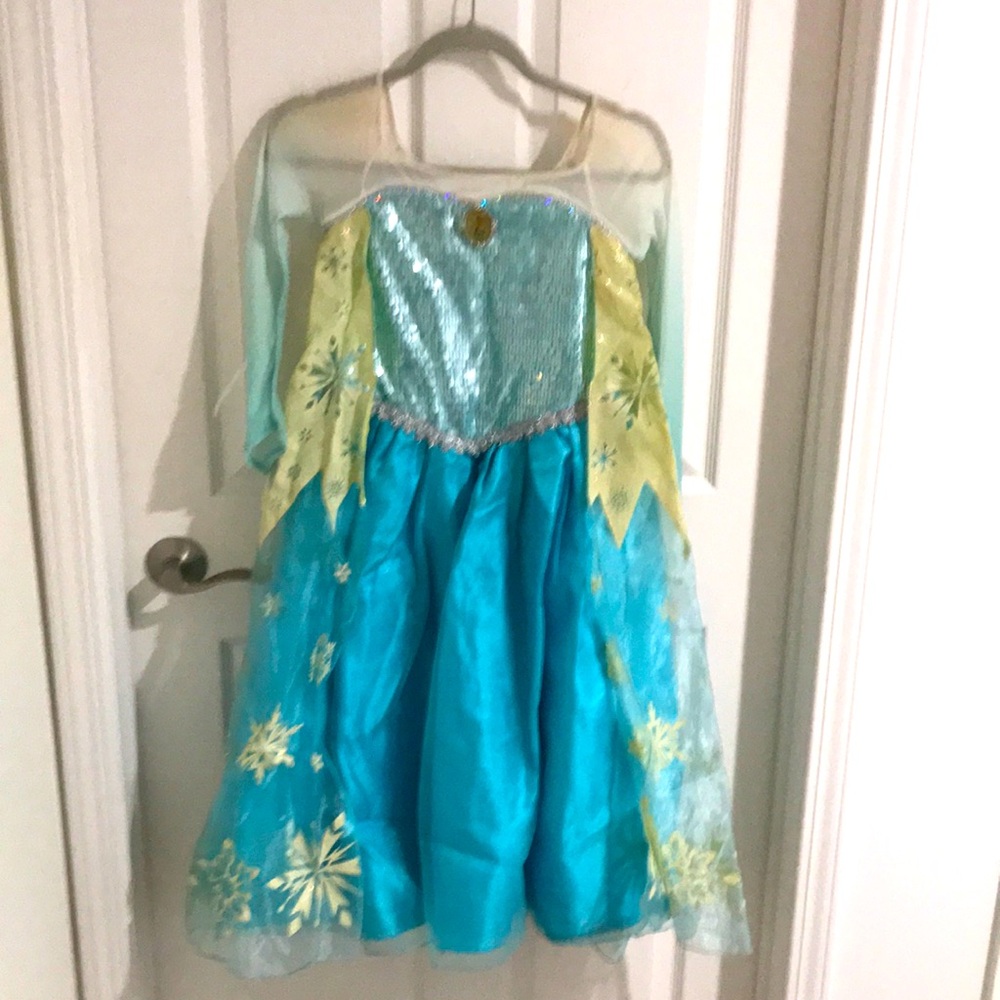 Frozen’s Elsa frilly gown